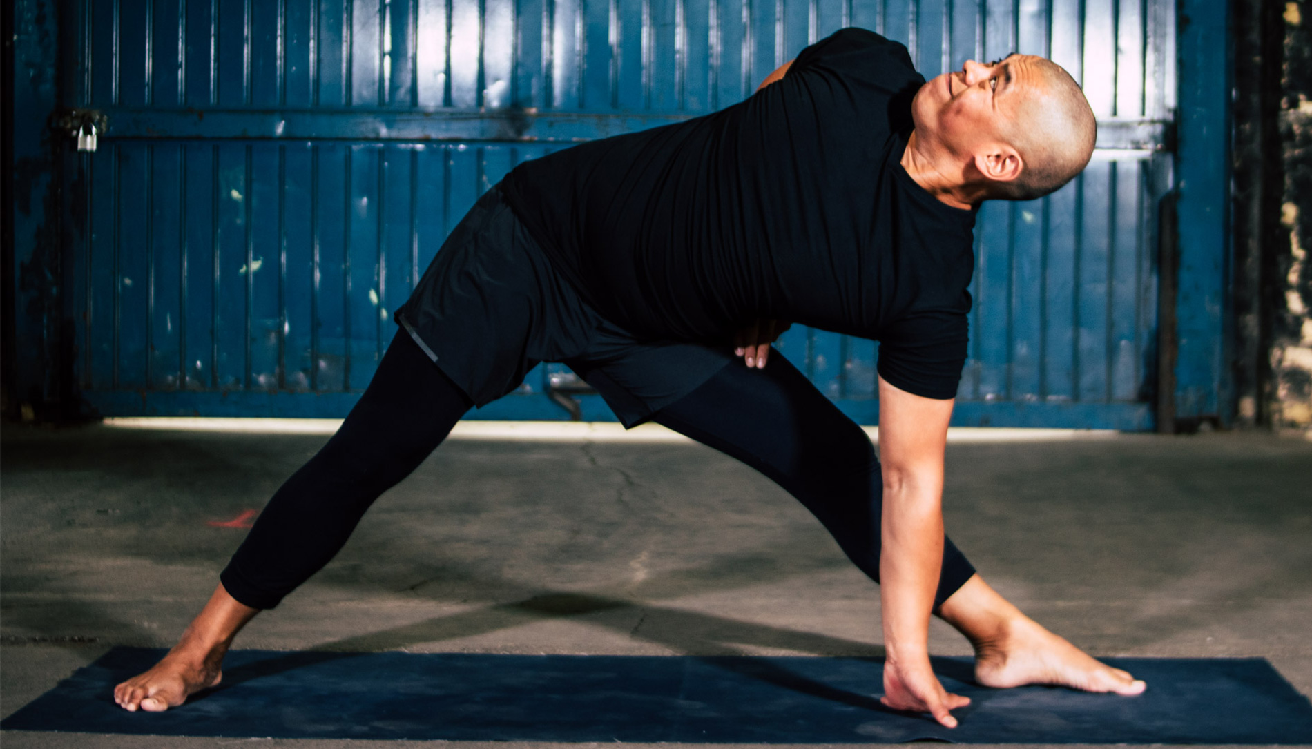 Yoga Online mit Hans Figueroa - Hans macht auf dem Bild die Yogaübung Dreieck